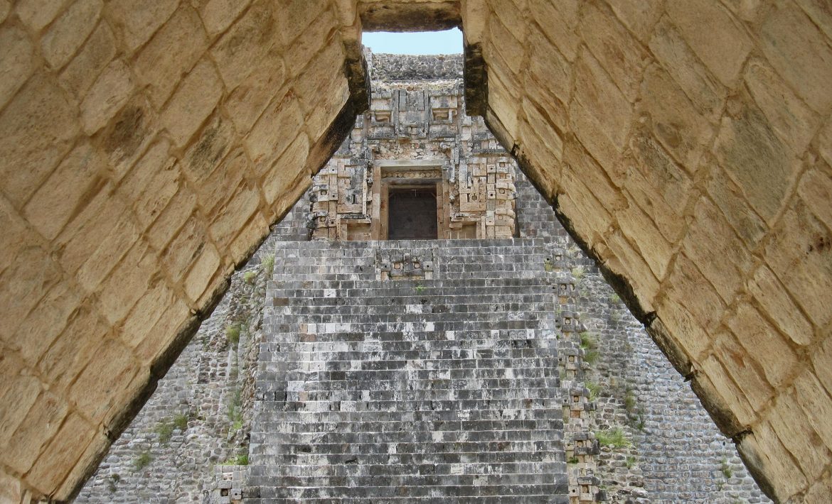 Zona arqueológica de Uxmal, Yucatán, desde la perspectiva de Arquepoética