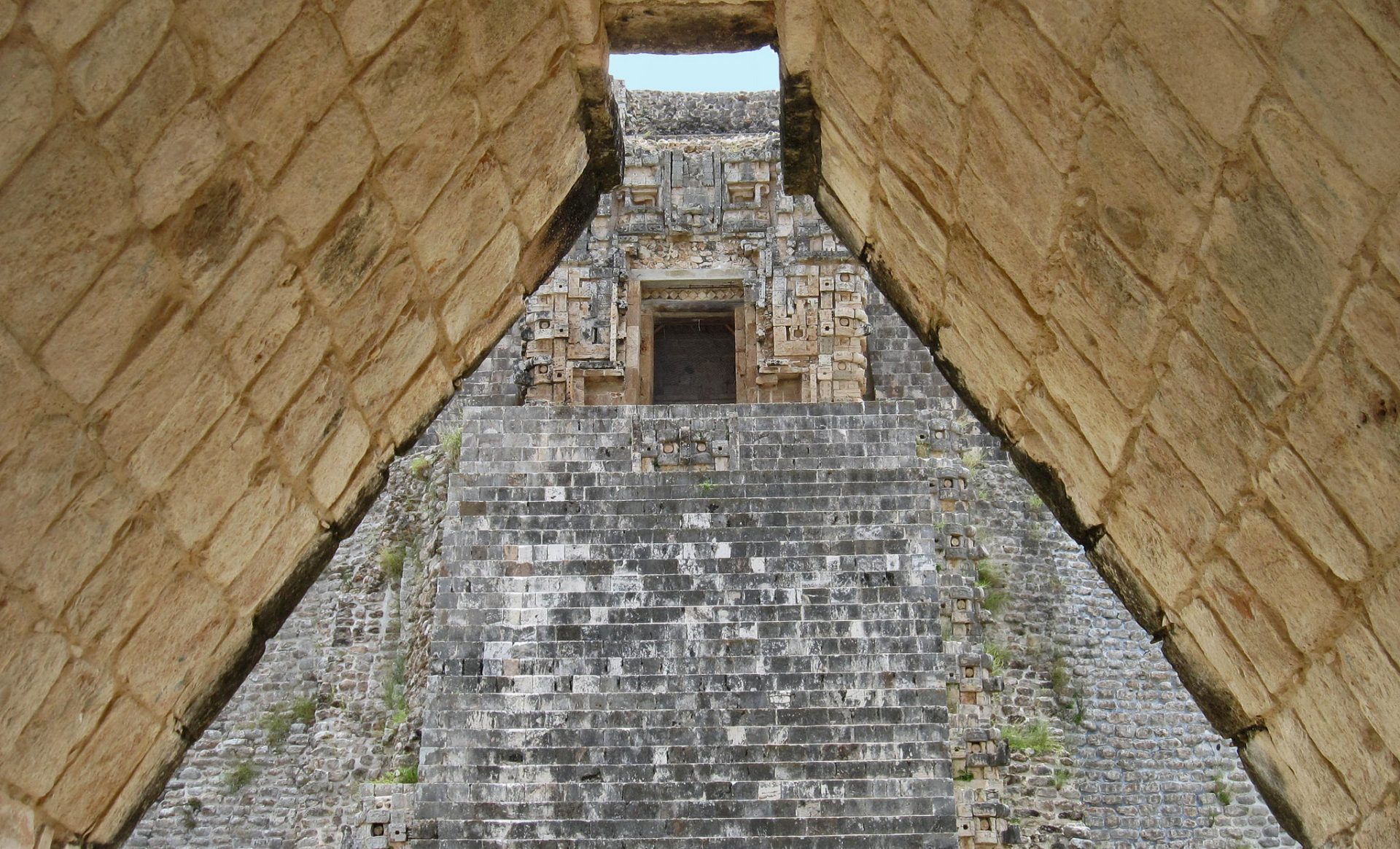 Zona arqueológica de Uxmal, Yucatán, desde la perspectiva de Arquepoética