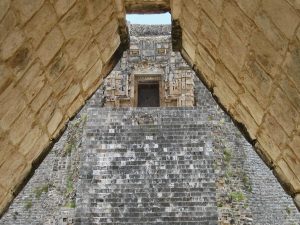 Zona arqueológica de Uxmal, Yucatán, desde la perspectiva de Arquepoética