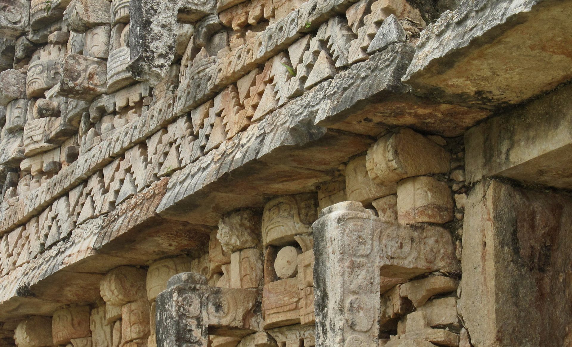 Zona arqueológica de Kabah, Yucatán, desde la perspectiva de Arquepoética