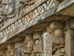 Zona arqueológica de Kabah, Yucatán, desde la perspectiva de Arquepoética